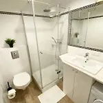 Exclusive 2br! Near City Center +netflix